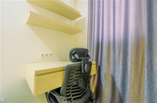 Photo 7 - Cozy Living Studio Room at Evenciio Margonda Apartment