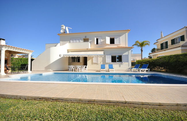 6 Bedrooms, Walking Distance to Amenities, Private Pool, Free AC and Wifi - Foto 1