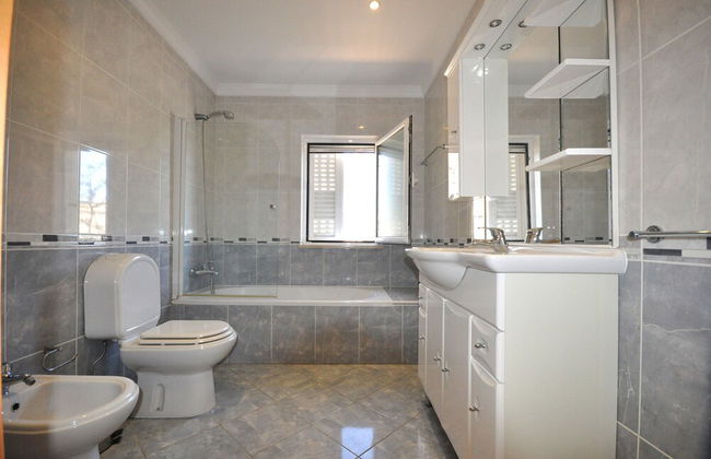 6 Bedrooms, Walking Distance to Amenities, Private Pool, Free AC and Wifi - Foto 15