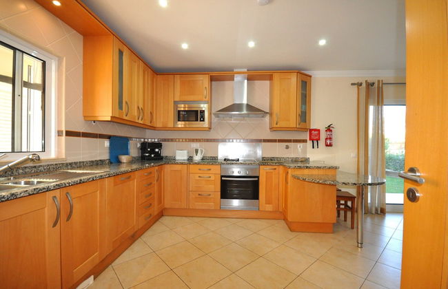 6 Bedrooms, Walking Distance to Amenities, Private Pool, Free AC and Wifi - Foto 21