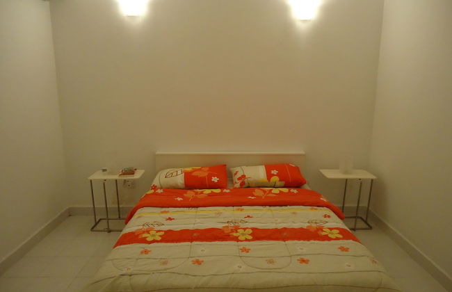 Red Door Apartments - Photo 2