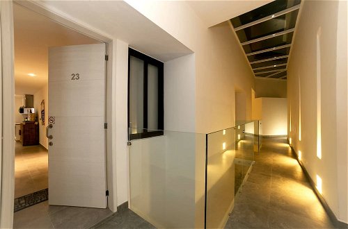 Photo 18 - Beautiful Penthouse for 2 With Private Patio and Common Pool in the Building