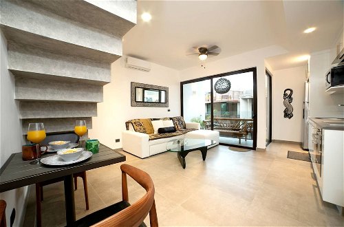 Photo 14 - Beautiful Penthouse for 2 With Private Patio and Common Pool in the Building