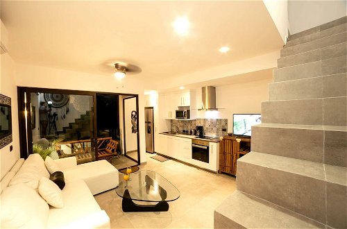 Photo 6 - Beautiful Penthouse for 2 With Private Patio and Common Pool in the Building