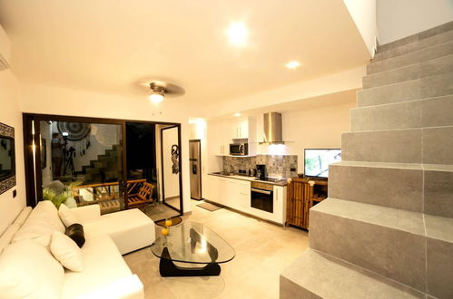 Photo 6 - Beautiful Penthouse for 2 With Private Patio and Common Pool in the Building