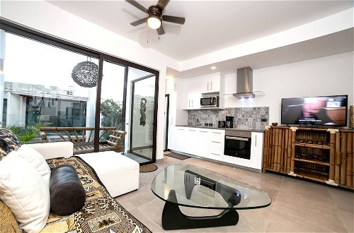 Photo 6 - Beautiful Penthouse for 2 With Private Patio and Common Pool in the Building