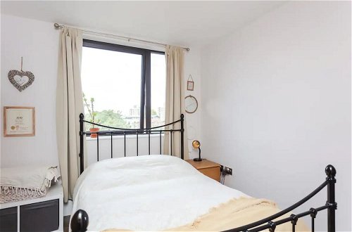 Foto 5 - Serene 1 Bedroom Flat in Clapton With Balcony