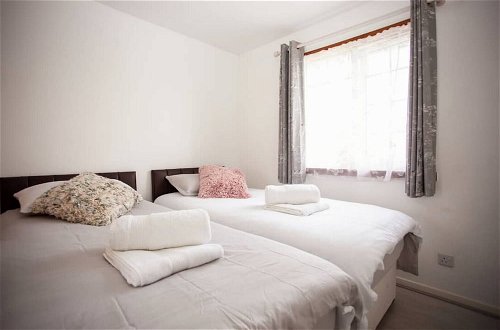 Foto 4 - Cozy 3-bedroom Home in Luton