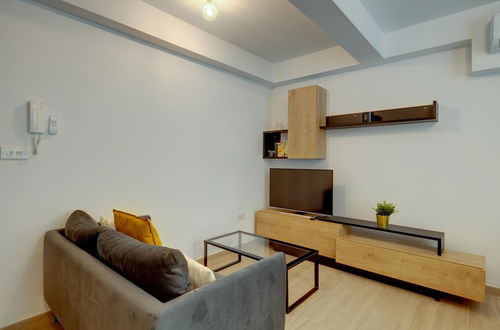 Photo 4 - Modern Apartment Close to Amenities