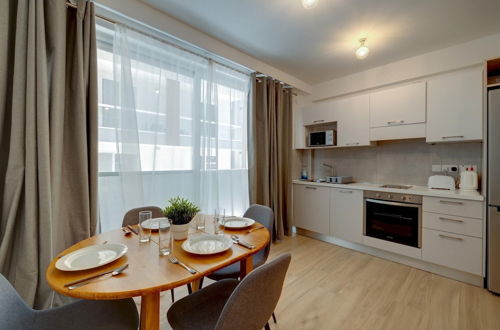 Photo 2 - Modern Apartment Close to Amenities