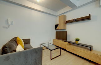 Photo 3 - Modern Apartment Close to Amenities