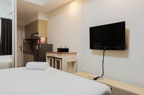 Photo 16 - Best Price Studio Apartment at Tamansari Skylounge