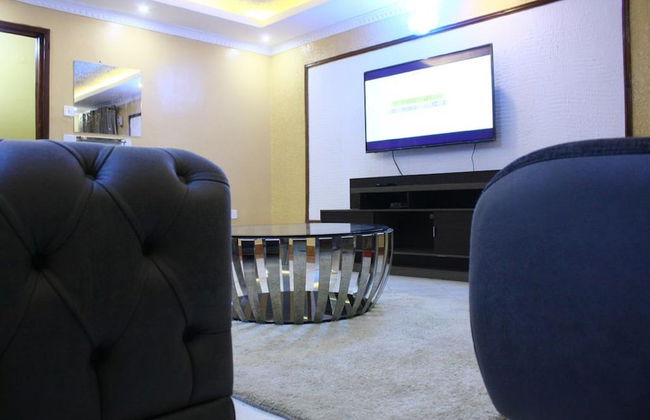 At Home With Karuris - Photo 9