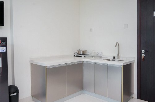 Photo 5 - Comfort And High Floor Studio At Brooklyn Alam Sutera Apartment