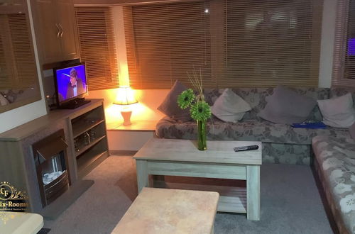 Photo 12 - Captivating Three Bedroom Caravan tv in Each Room