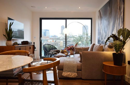 Photo 13 - Contemporary 1 Bedroom Flat With Stunning London View