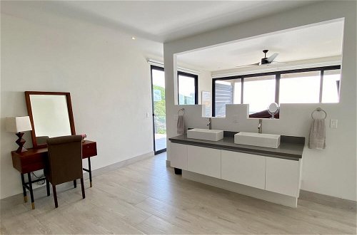 Foto 21 - Playa Flamingo Beautiful new 5-br Oceanview Villa - Luxury Casa de Iluminacion
