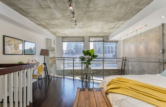 Photo 3 - QuickStay - Sunlit Luxury Loft on King West