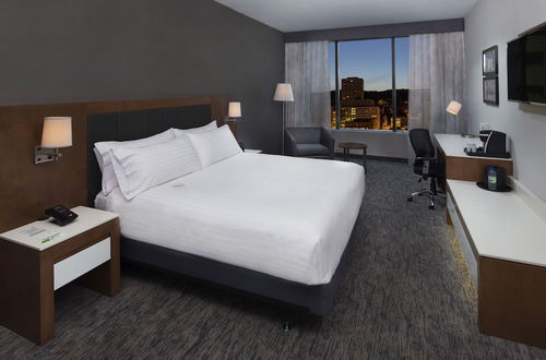 Photo 6 - Holiday Inn Hotel & Suites Montreal Centre-ville Ouest, an IHG Hotel