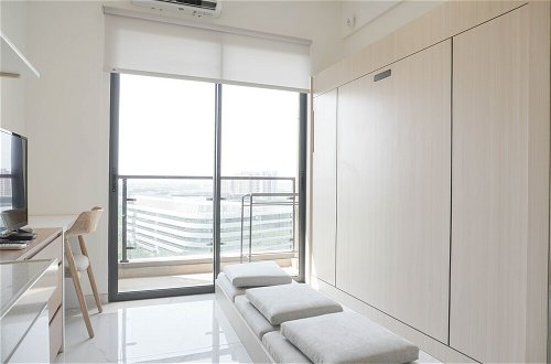 Foto 7 - Warm And Cozy Stay Studio At Sky House Bsd Apartment
