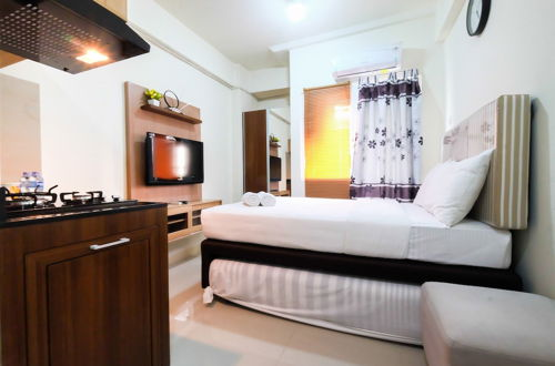 Photo 13 - Studio Room at Green Pramuka City Apartment with Mall Access By Travelio