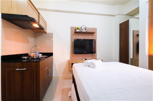 Foto 9 - Studio Room at Green Pramuka City Apartment with Mall Access By Travelio