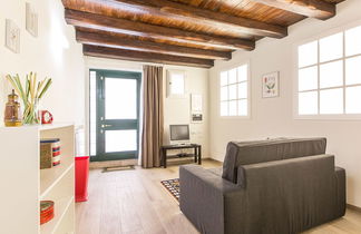 Photo 2 - Rental In Rome Trastevere White Apartment