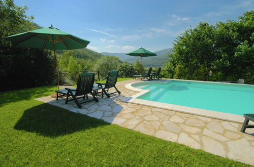 Foto 18 - Holiday House with Pool & Large Garden Overlooking Lake near Tuscany