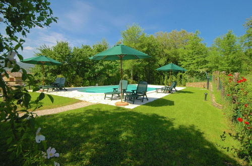 Foto 19 - Holiday House with Pool & Large Garden Overlooking Lake near Tuscany