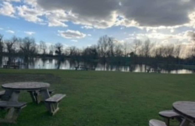 Captivating Bluebell Lodge 2-bed Cotswolds Caravan - Foto 16