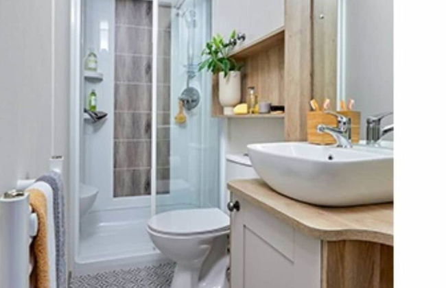 Captivating Bluebell Lodge 2-bed Cotswolds Caravan - Foto 9