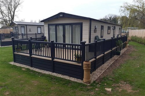 Photo 20 - Captivating Bluebell Lodge 2-bed Cotswolds Caravan