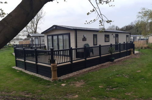 Photo 21 - Captivating Bluebell Lodge 2-bed Cotswolds Caravan