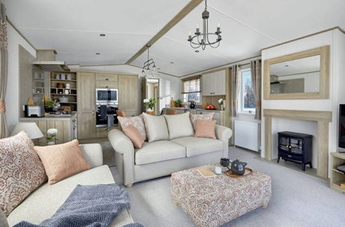 Foto 6 - Captivating Bluebell Lodge 2-bed Cotswolds Caravan