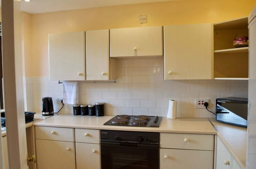 Photo 8 - Comfortable & Bright 2 Bed Near Leith Walk