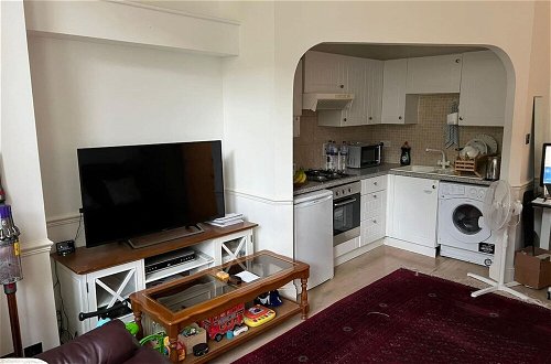 Photo 5 - Comfortable 2 Bedroom Apartment in West London