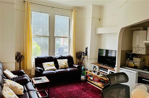 Photo 6 - Comfortable 2 Bedroom Apartment in West London