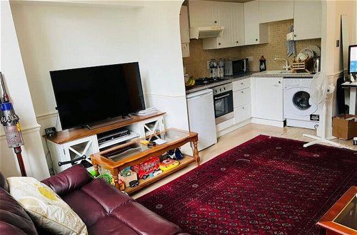 Photo 8 - Comfortable 2 Bedroom Apartment in West London