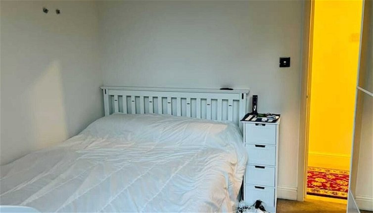 Photo 1 - Comfortable 2 Bedroom Apartment in West London
