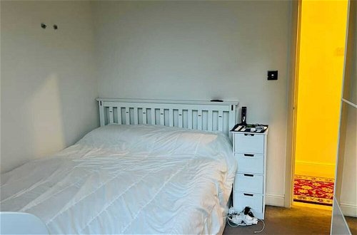 Photo 1 - Comfortable 2 Bedroom Apartment in West London