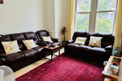 Foto 7 - Comfortable 2 Bedroom Apartment in West London