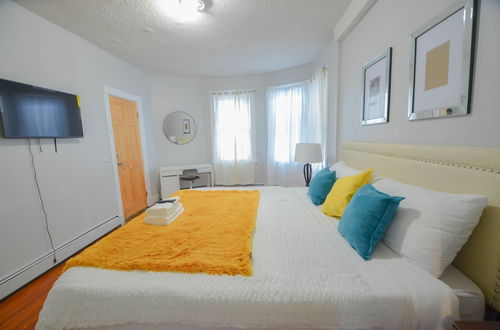 Photo 3 - Lovely 3-Bedroom Apt with free parking