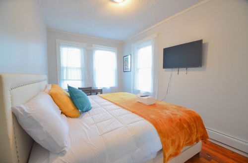 Photo 2 - Lovely 3-Bedroom Apt with free parking