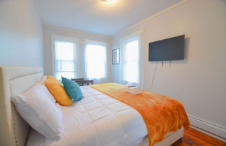 Photo 2 - Lovely 3-Bedroom Apt with free parking