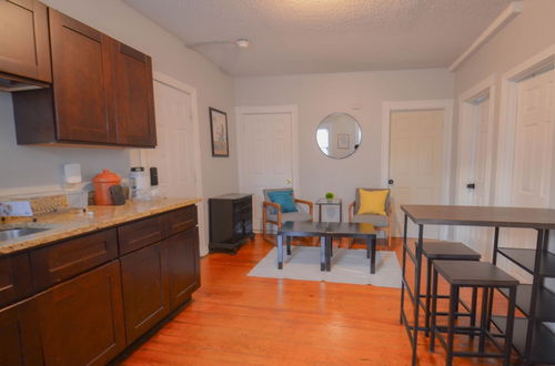 Photo 16 - Lovely 3-Bedroom Apt with free parking