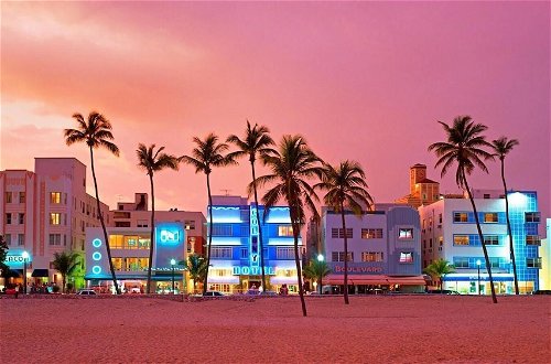 Foto 22 - BEST DEAL! 2BR Modern Beachfront Ocean Drive WiFi