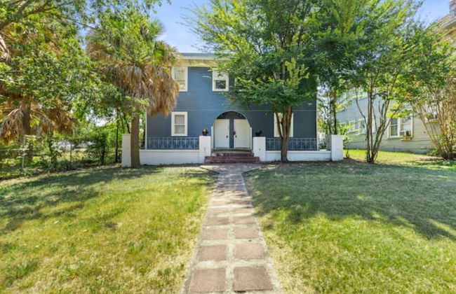 Impressive Cozy Historic 2BR Apt 202 Near Downtown - Photo 1