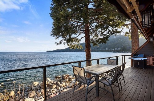 Foto 26 - Lakefront Luxury