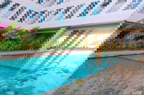 Foto 13 - Cozy Stay and Strategic Studio Apartment at Grand Dhika City