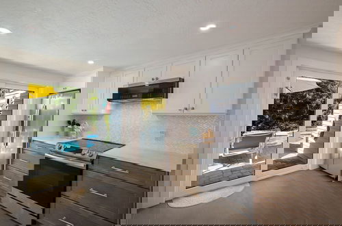 Foto 8 - Mermaid's Treasure 2 Bedroom Home by RedAwning